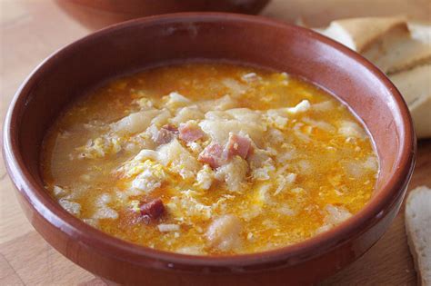 Sopa castellana con huevo y chorizo