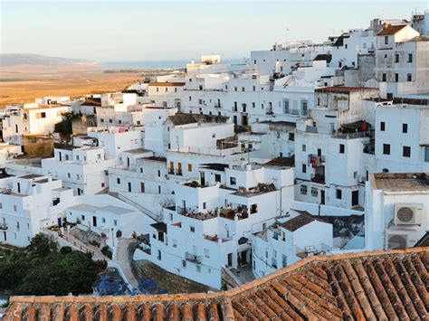 Pueblo de Vejer de la Frontera con sus casas blancas al atardecer