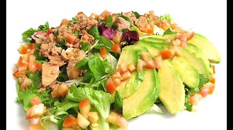 Ensalada de aguacate y atún en un bol