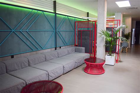 Interior de Pan Pan Hostel Bangkok, mostrando zonas comunes y servicios