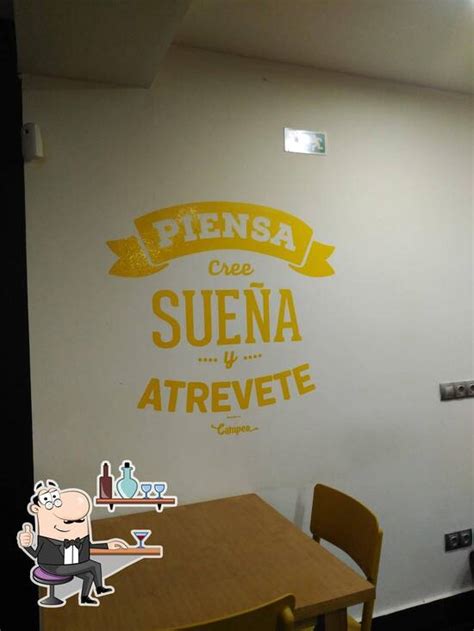 Interior de Campea Pizzas Algeciras, mostrando un ambiente limpio y ordenado