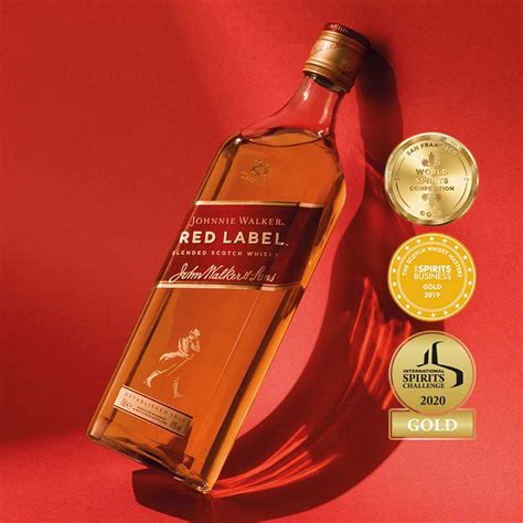 Botella de Johnnie Walker Red Label junto a una botella de Coca-Cola