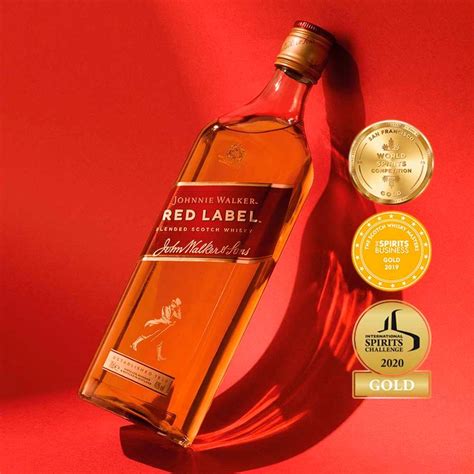 Ingredientes para preparar un whisky-cola: botella de Johnnie Walker Red Label, botella de Coca-Cola, vaso con hielo