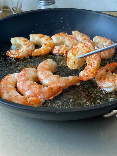 Gambas cocinándose en una sartén con sal gruesa