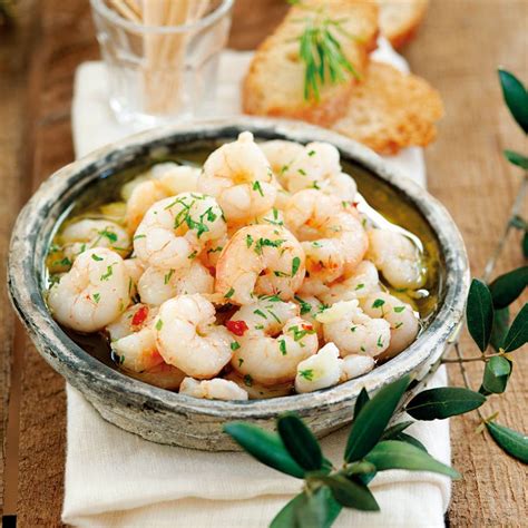 Plato de gambas al ajillo con ajo y perejil