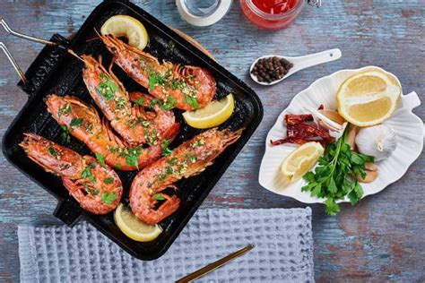 Gambones a la plancha servidos con limón