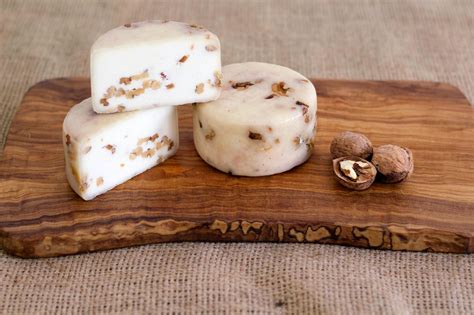 Queso de cabra gratinado con nueces y pasas