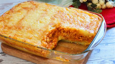 Pastel de patata recién horneado