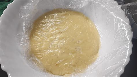 Crema pastelera enfriándose cubierta con film transparente