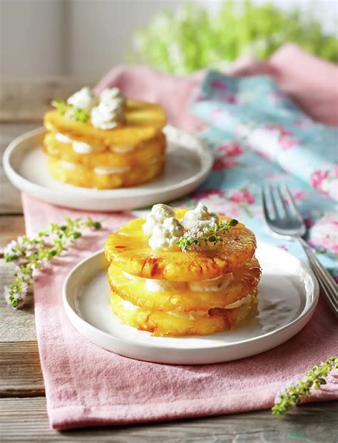 Torre de piña rellena con crema pastelera y decorada
