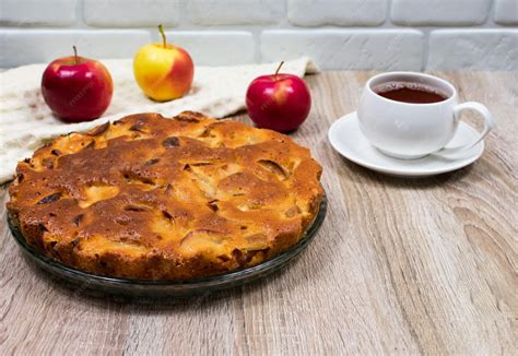 Tarta casera sobre una mesa de madera
