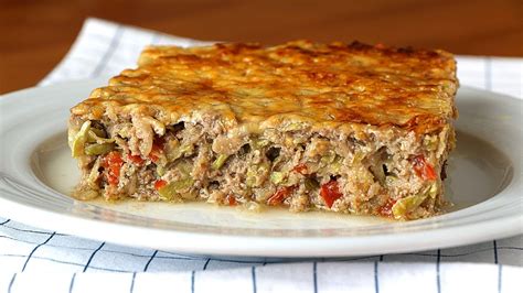 Pastel de carne frío cortado en rebanadas con acompañamiento de ensalada