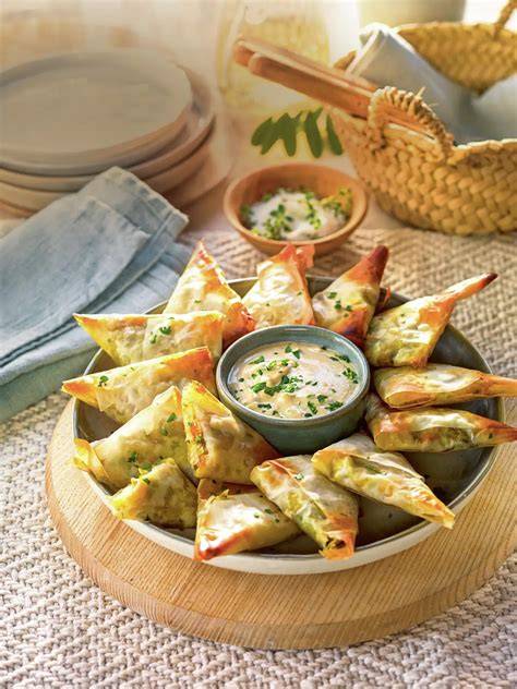 Samosas de pasta filo con relleno de verduras y curry