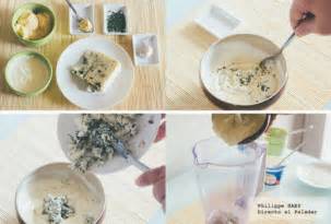 Aderezo Roquefort en un bol con ingredientes