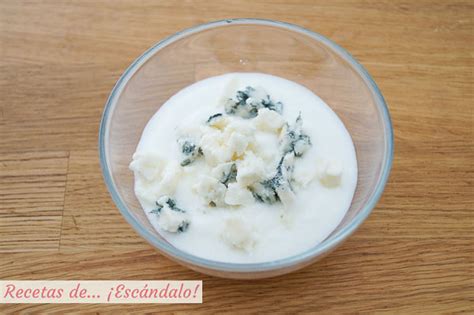 Salsa de roquefort y yogur en un bol