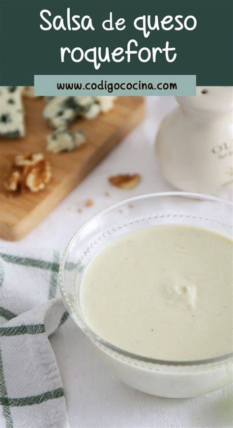 Salsa de roquefort caliente con nueces en una salsera