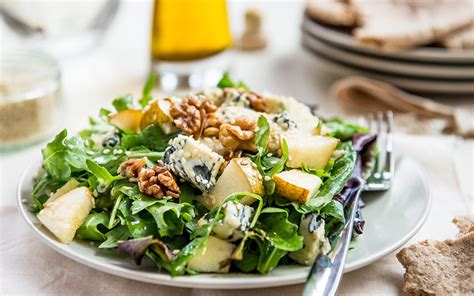 Ensalada con aderezo roquefort, peras y nueces