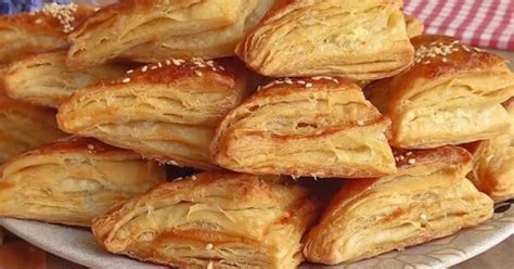 Pastel de hojaldre gratinado con queso