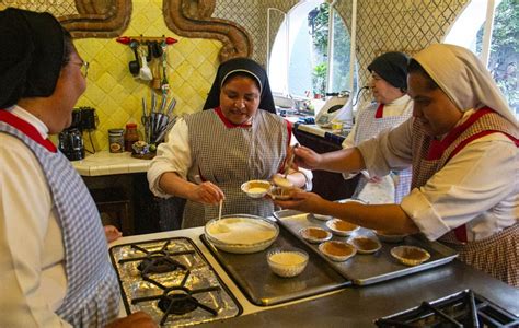 Monjas preparando dulces en conventos coloniales
