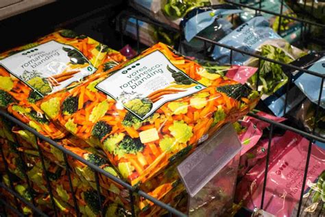 Variedad de verduras congeladas en un supermercado