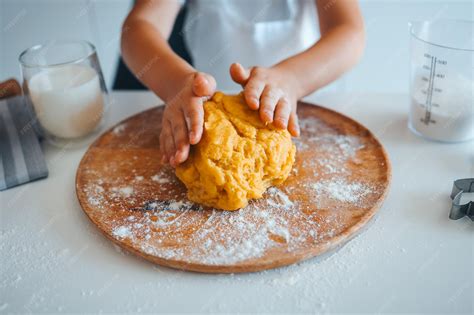 Niño amasando slime casero