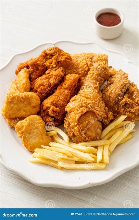 Plato de pollo frito con patatas fritas