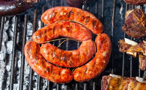 Chorizo criollo argentino listo para el asado