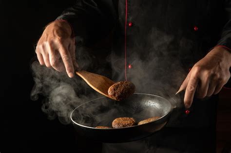 Chef friendo buñuelos en una freidora a gas profesional