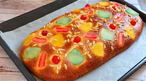 Coca de Sant Joan tradicional con frutas confitadas y piñones