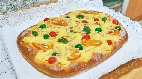 Masa de coca de Sant Joan fermentando en bandeja de horno