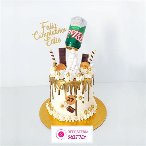 Tarta de cerveza Budweiser decorada con crema de queso