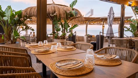 Interior acogedor de restaurante de sushi con vistas al mar
