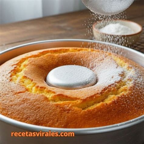 Mesa con bizcocho de leche decorado con azúcar glas