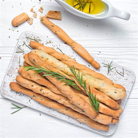 Palitos de pan caseros listos para hornear