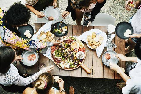 Personas compartiendo una comida en un funeral como acto de consuelo