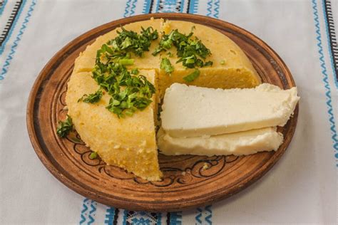 Mămăligă con Telemea y hierbas
