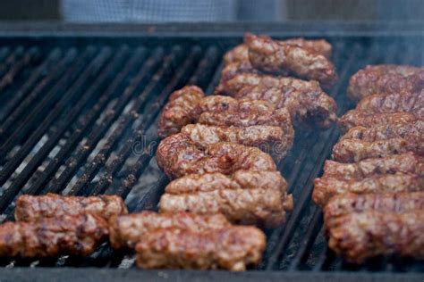 Mici recién hechos en una parrilla