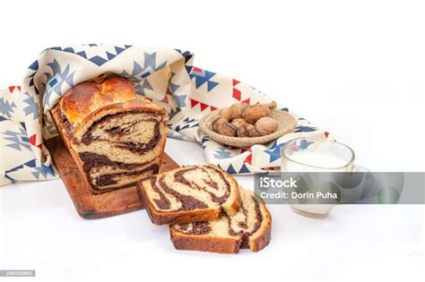 Ţuică en un vaso tradicional rumano