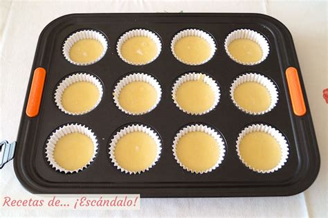 Preparación de la masa de magdalenas en un bol