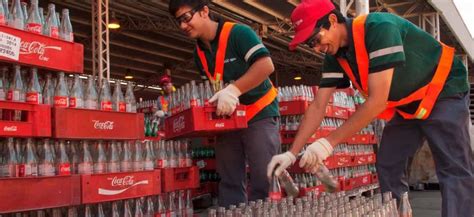 Equipo diverso de Coca-Cola trabajando en conjunto