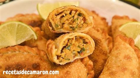 Ruedas de pescado empanadas antes de freír