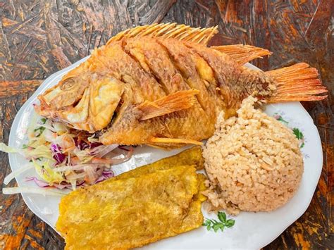 Pescado frito con tostones y arroz con coco