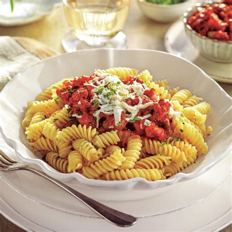 Plato de espirales de garbanzo con salsa de tomate y albahaca