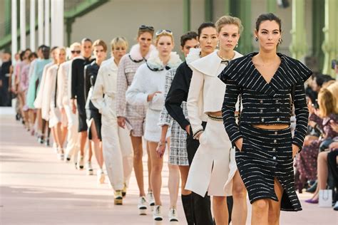 Pasarela de moda con modelos vistiendo prendas en diferentes tonos de verde