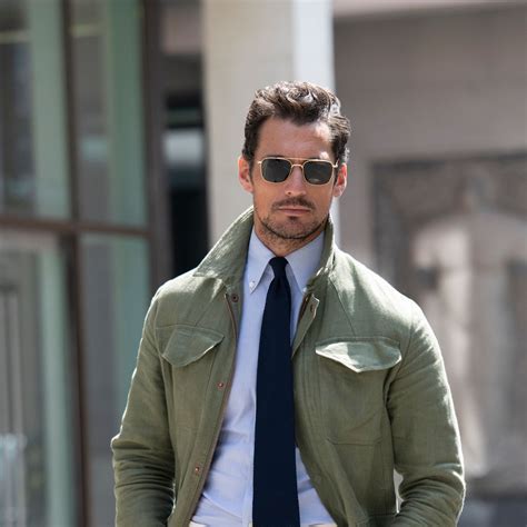 Hombre con chaqueta verde, camisa azul pálido y corbata de seda
