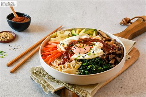 Plato de Bibimbap con salsa Gochujang