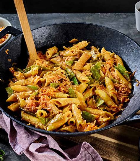 Plato de pasta con kimchi, Gochujang y guisantes