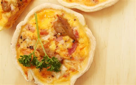 Quiches individuales de champiñones y bacon en un plato