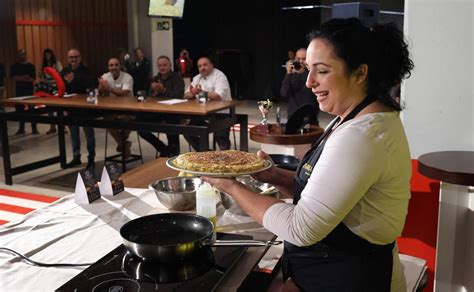Ainara Arce preparando tortillas en el bar Izarra Berria