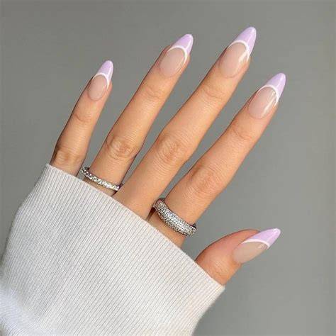 Manicura francesa en lila pastel